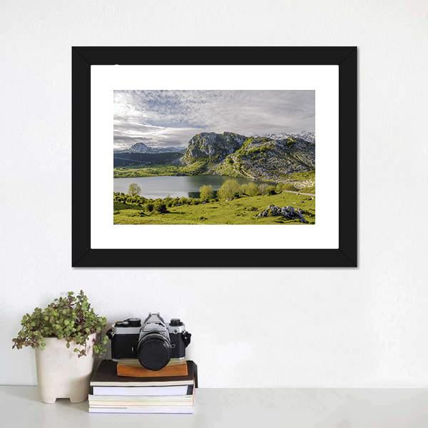 Lake Enol Canvas Wall Art-1 Piece-Framed Print-20" x 16"-Tiaracle