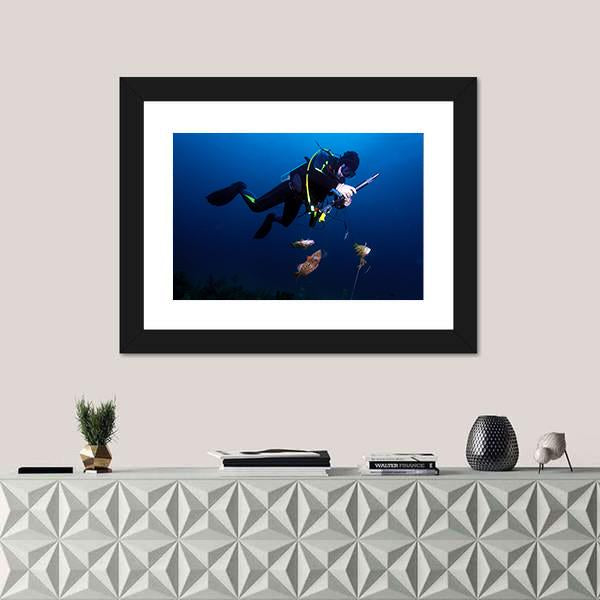 Spear Fisherman With Speargun Canvas Wall Art-1 Piece-Framed Print-20" x 16"-Tiaracle